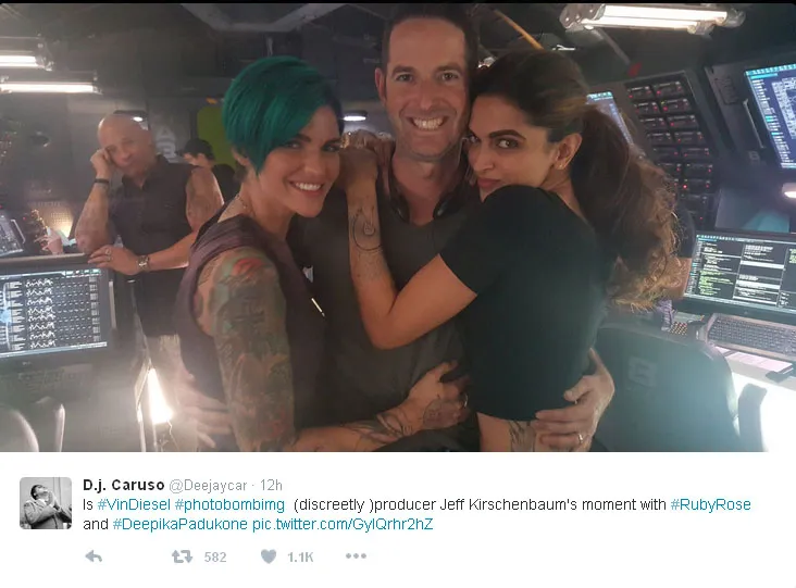 Ini dia ekspresi Vin Diesel saat tahu Deepika dipeluk sang produser © Twitter.com/deejaycar