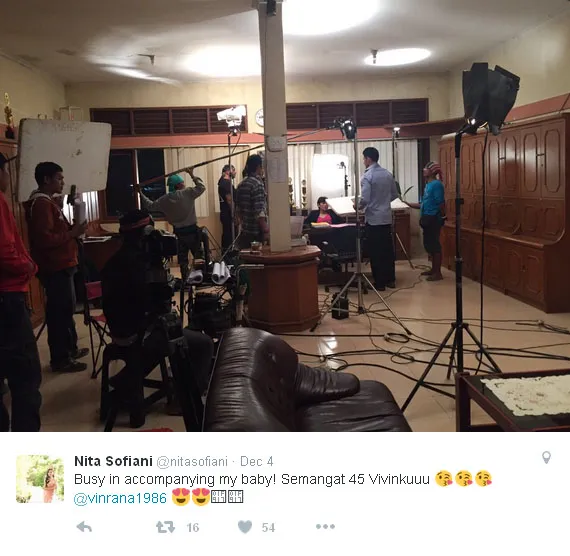 Dengan sabar Nita Sofiani menunggu proses syuting FTV terbaru Vin Rana © Twitter.com/nitasofiani