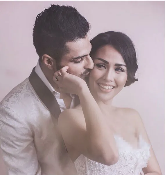 Vin mencium pipi Nita Sofiani, romantis banget ya? © Instagram.com/bertimakeup