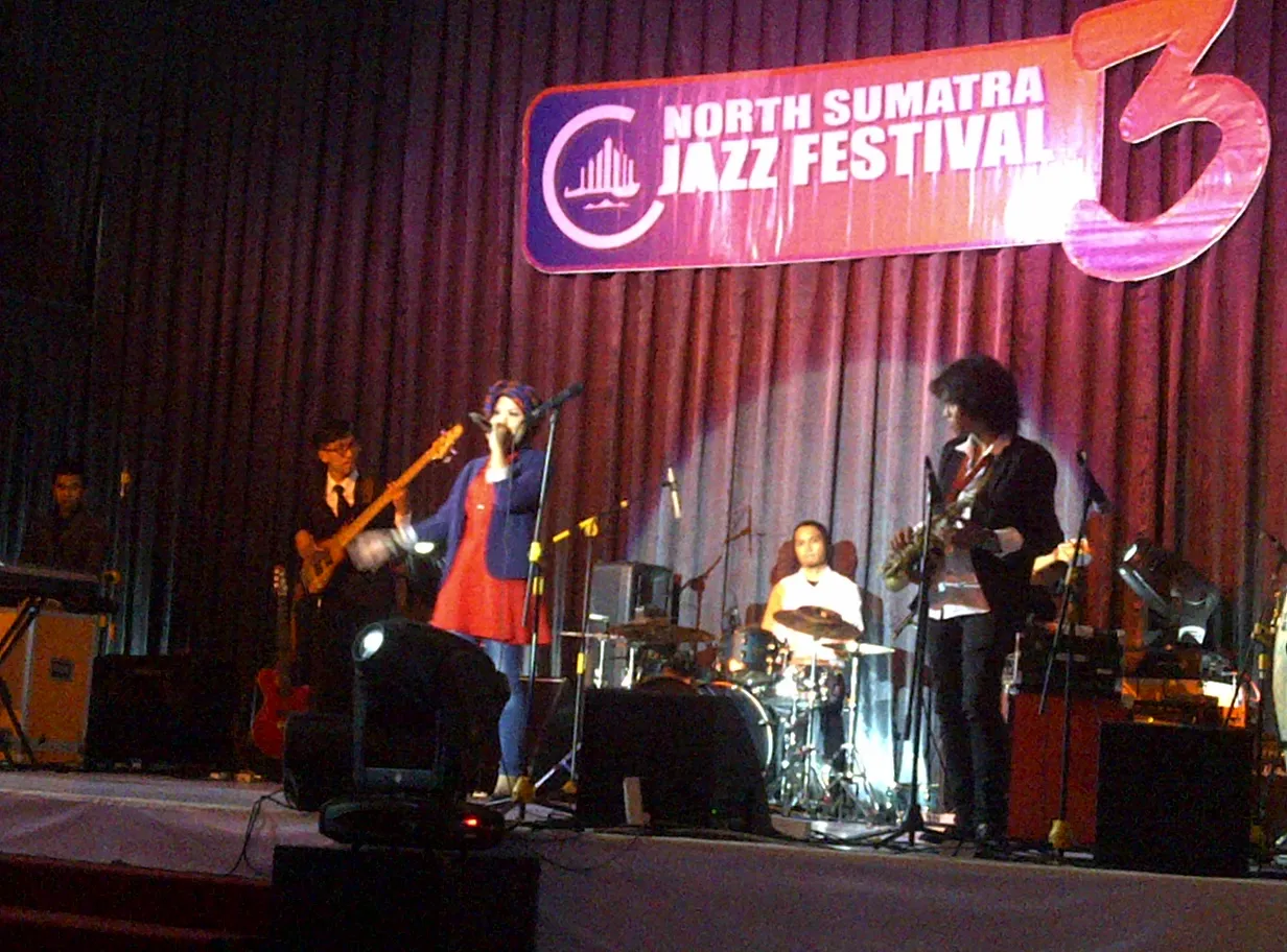Performance Vivin Lupita di North Sumatra Jazz Festival 3, Jumat (13/9). ©KapanLagi.com