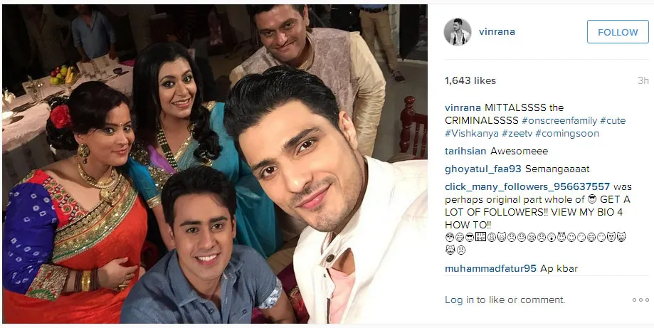 Vin juga selfie bareng para pemain serial 'Vishkanya' © Instagram.com/vinrana