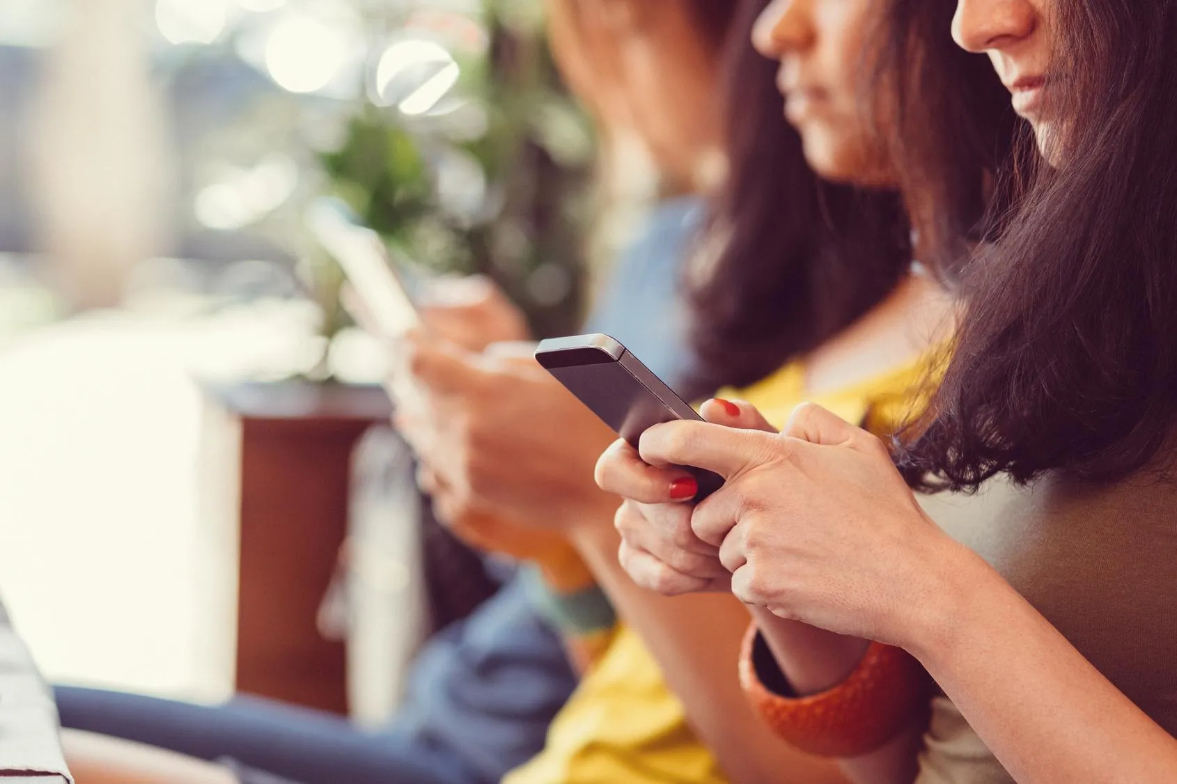 Kenalan lewat sebuah grup chat © The Independent