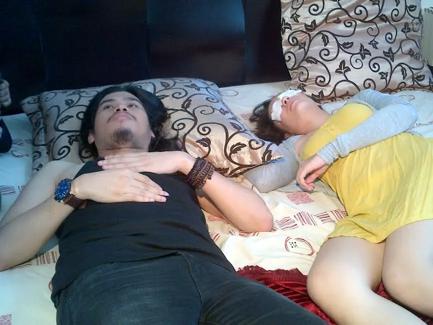 Adegan Virzha dan seorang wanita di atas tempat tidur ©KapanLagi.com®