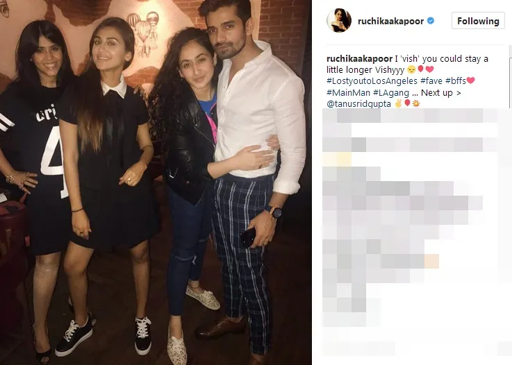 Ekta Kapoor (paling kiri) adalah teman Ruchikaa dan Vishal ©instagram/ruchikaakapoor