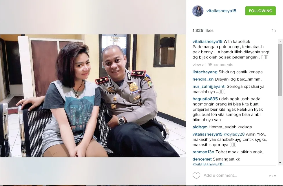 Setelah hari Sabtu (11/07) lalu tertangkap, Vitalia Sesha siang ini (14/07) sekitar pukul 12 mengupload foto bareng Kapolsek Pademangan. ©instagram Vitalia Sesha