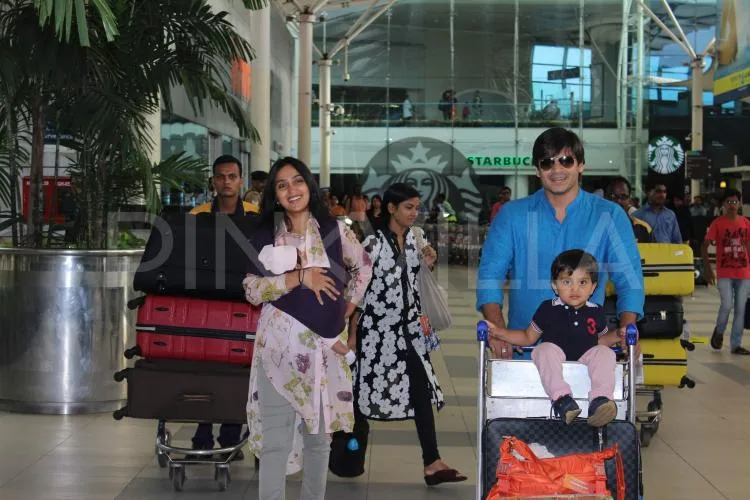 Ini dia kebersamaan keluarga kecil Vivek Oberoi usai liburan @pinkvilla.com