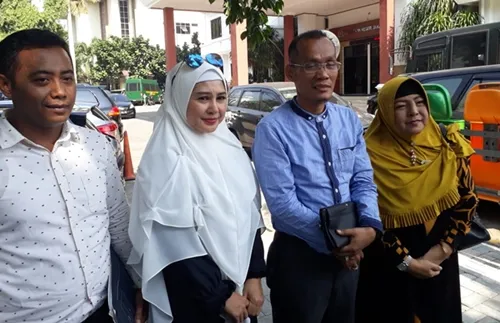 Vivi Paris dan kuasa hukum Sandy © KapanLagi.com®/Akbar Prabowo Triyuwono