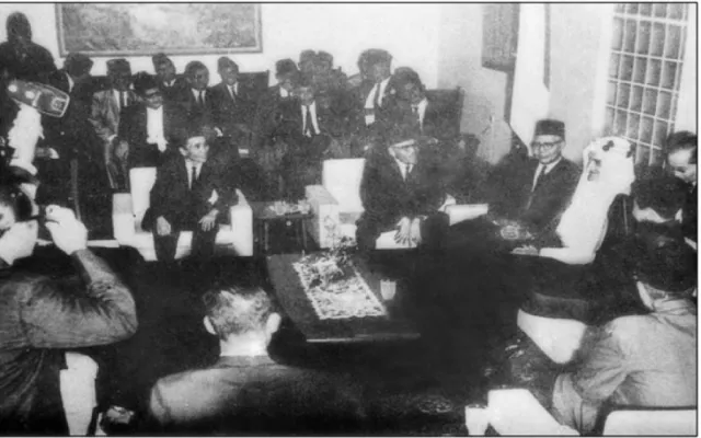 Raja Faisal menyerahkan Pedang bersepuh emas untuk Soeharto dan Soeharto memberi cindera mata berupa keris dan macan yang diawetkan © Islam, Nationalism, and Democracy 