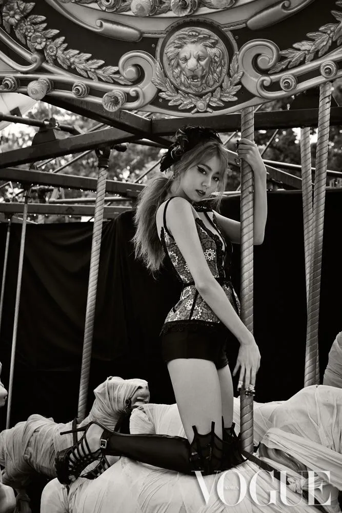 Uee After School menggunakan pole di taman bermain. ©soompi.com