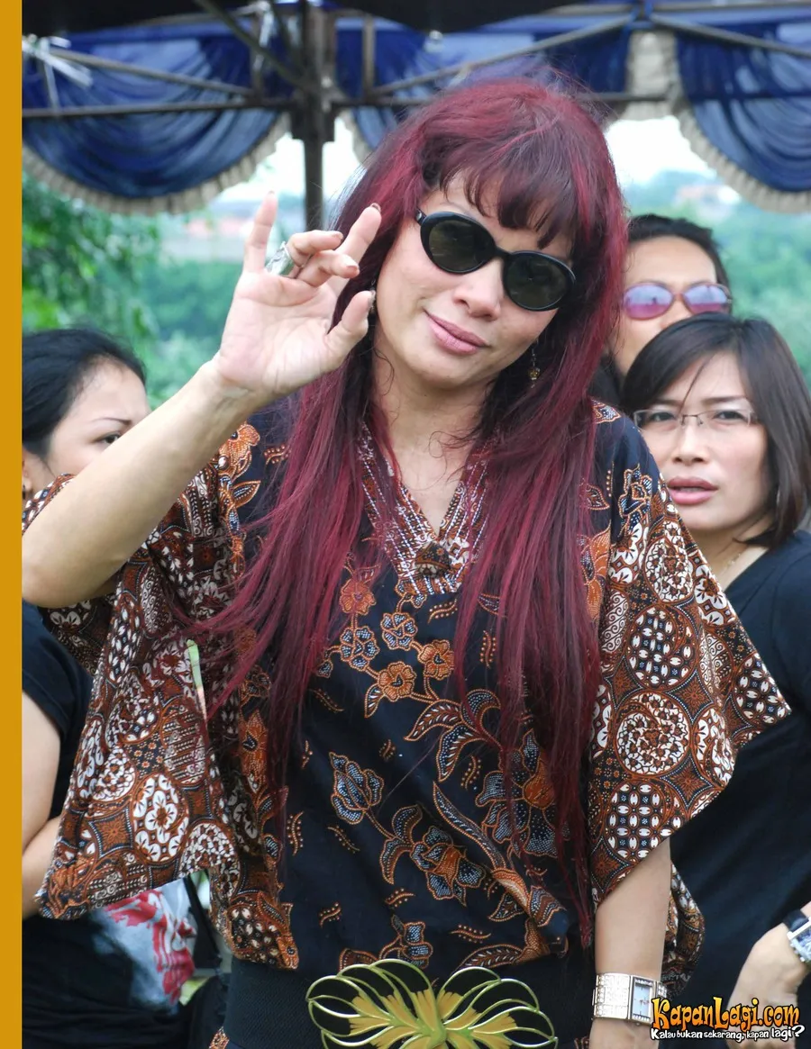 Vonny bangga dengan sepupunya Mama Lemon, yang menikah dengan bule namun tetap memilih adat Indonesia.