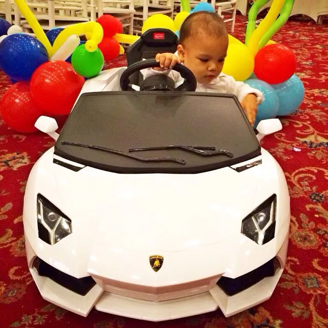 Juna tampak keren dengan mobil Lamborghini kecil miliknya. / Titi Kamal Official Instagram