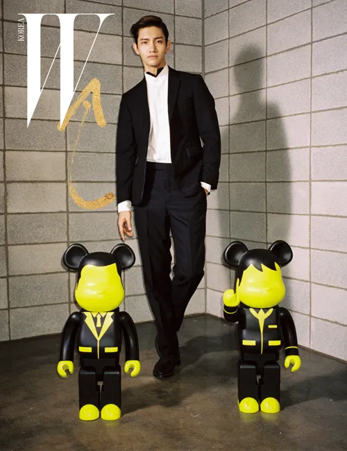 Changmin tampil rapi dalam pemotretan untuk W Korea. ©soompi.com