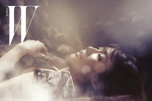 Tiffany tiduran dengan background berkabut. ©soompi.com