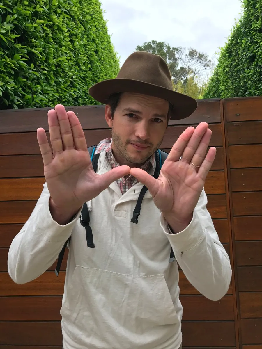 Sebarkan pesan positif, W sign jadi viral @ twitter.com/aplusk