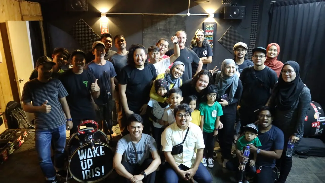 Wake Up Iris! juga menyempatkan diri berkunjung di Malaysia.