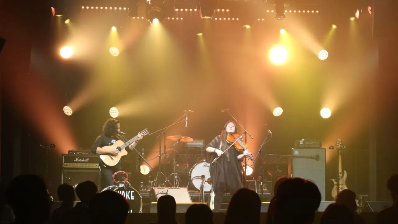 Penampilan Wake Up Iris! di atas panggung.