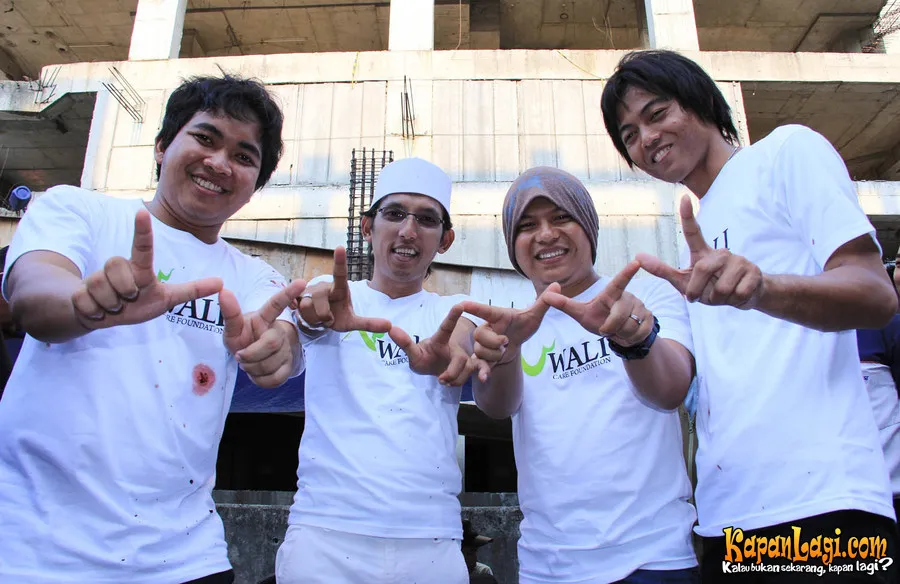 Wali Band berusaha membantu anak-anak melewati masa trauma karena banjir.
