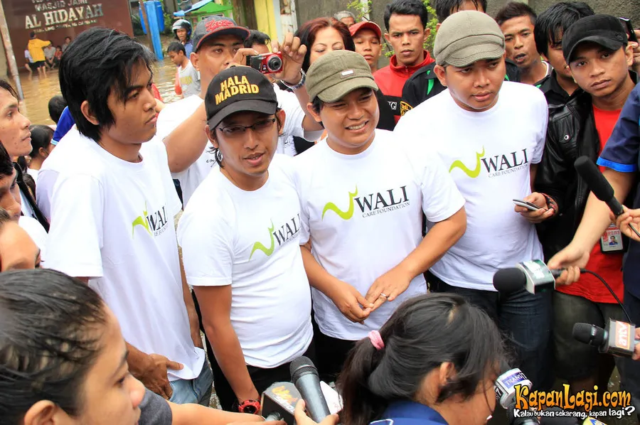 Wali ketika memberikan bantuan untuk korban banjir Jakarta