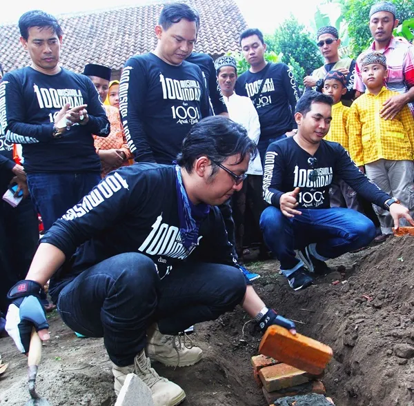 Wali saat meletakkan batu pertama pembangunan musala KapanLagi.com®/Sahal Fadhli