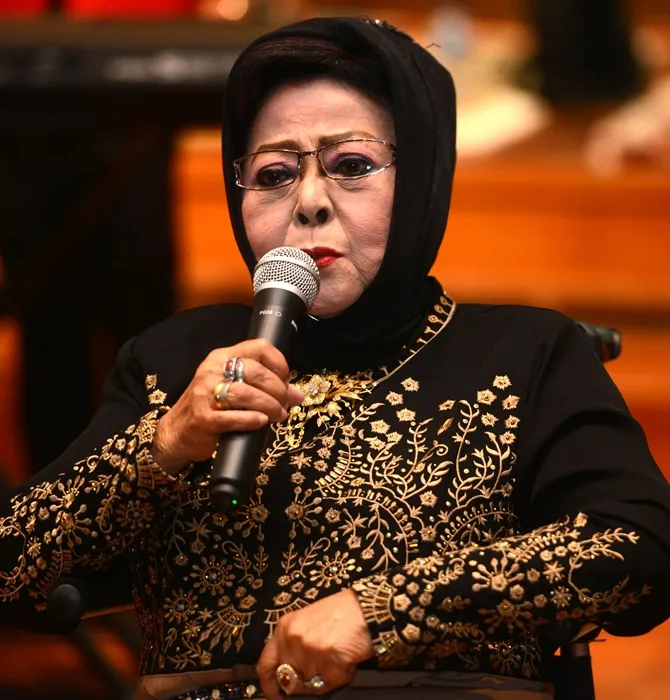 Waldjinah merasa senang kembali berkarya dan bernyanyi di pagelaran Anne Avantie. © KapanLagi.com/Agus Apriyanto