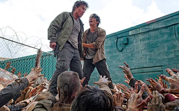 Nicholas dan Glenn terjebak di gang buntu dan dikerumuni ratusan walkers. Gimana nasib Glenn setelah Nicholas memilih bunuh diri?/©Gene Page/AMC