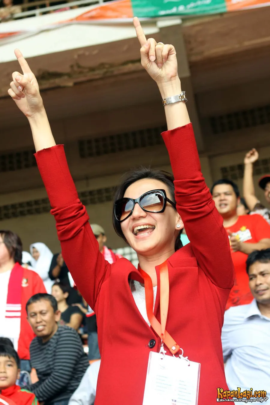 Wanda tentu tak mengira acara kumpul-kumpul bersama temannya harus berakhir dengan penggerebekan