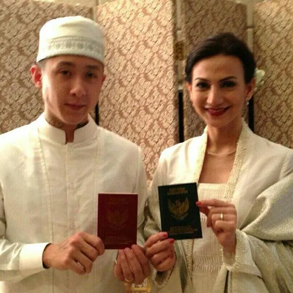 Wanda tampak sangat bahagia di hari pernikahannya. (Twitter/Amazedzea)