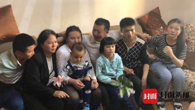 Setelah berpisah selama 24 tahun, kini keluarga Wang Mingqing reuni kembali dengan putrinya yang hilang, Qifeng © bbc.com/thecover.cn