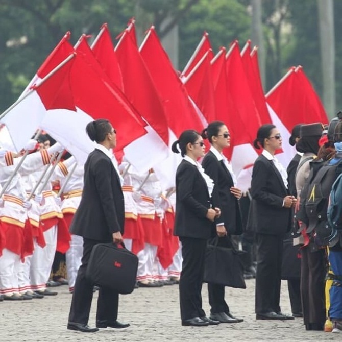 Paspampres Wanita tampak gagah (credit: instagram.com/red5pertama)