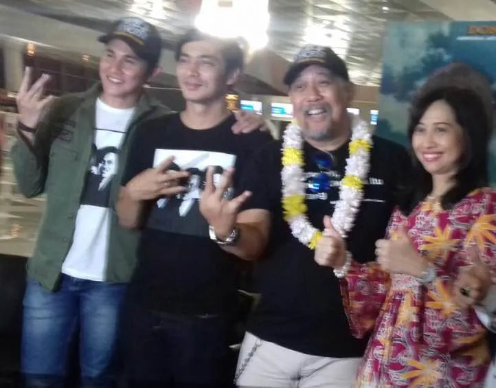 Baru pulang promo film, para pemeran 'WARKOP DKI REBORN' dapat sambutan oleh pihak bandara Soekarno Hatta © KapanLagi.com/Abbas Aditya