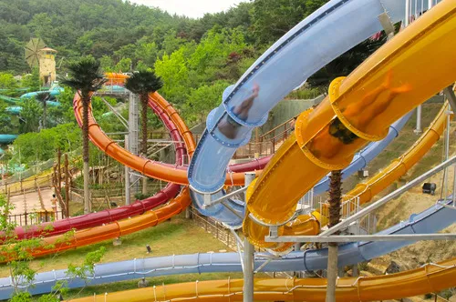 Pasti menyenangkan meluncur di water bom raksasa ini. ©koreaboo