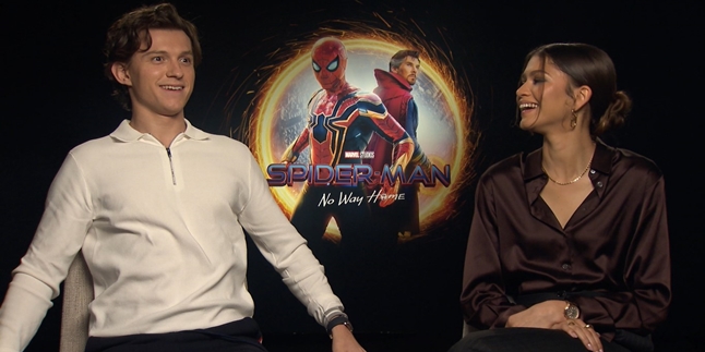 Tom imitating Spider-Man's pose in Tobey's version.