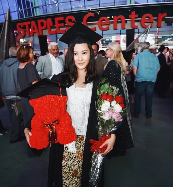 Pacar Boy William wisuda (credit : instagram.com/karbearv)