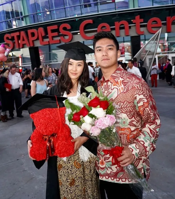 Boy William hadiri wisuda sang pacar (credit : instagram.com/karbearv)