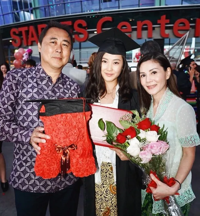 Pacar Boy William & kedua orang tuanya (credit : instagram.com/karbearv)