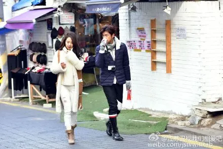 Jalan bareng. Ji Hyo dan Bolin tampak serasi kan? © via Soompi