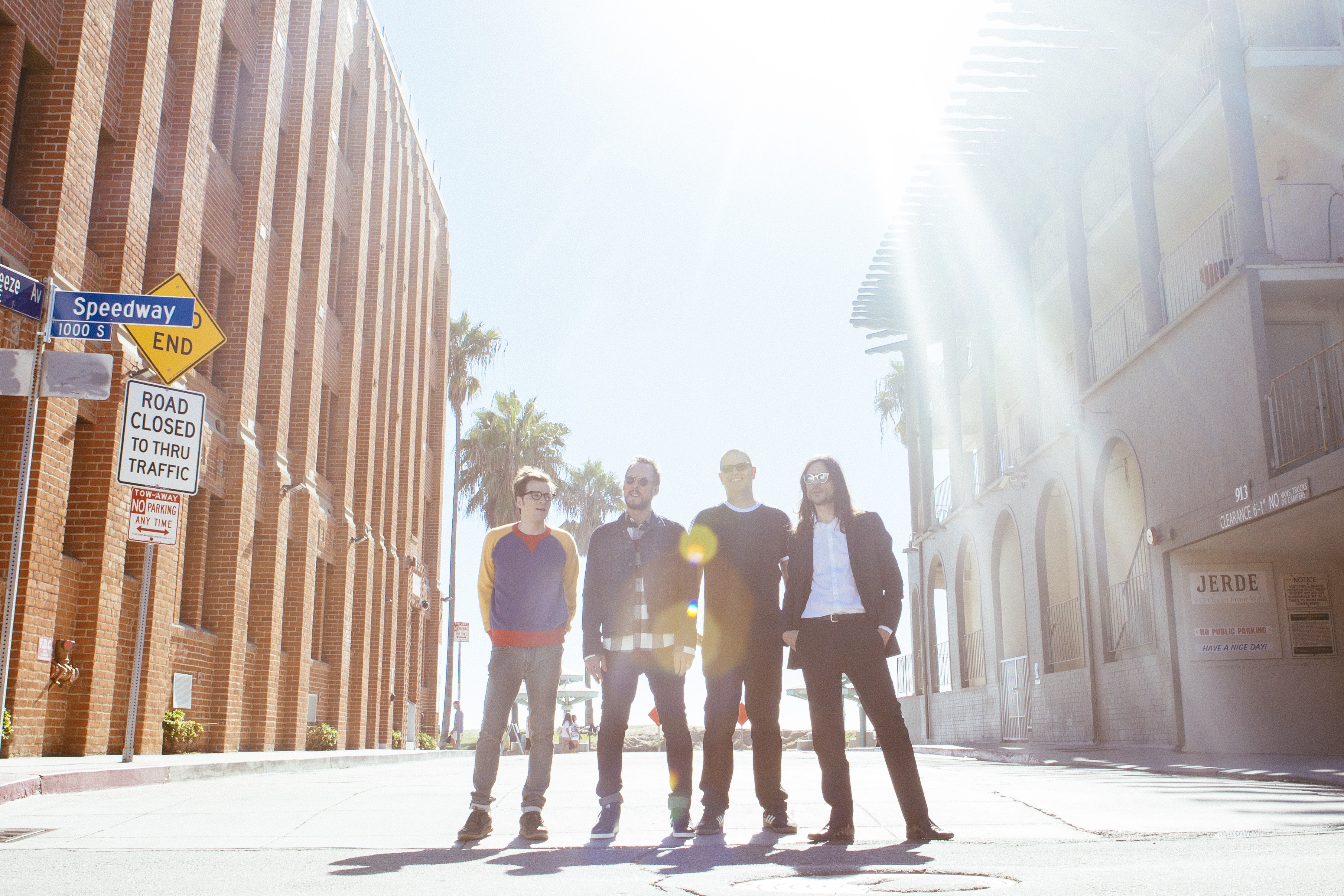 Thank God For Girls dan Do You Wanna Get High buktikan musik Weezer tetap dinamis © INgrooves