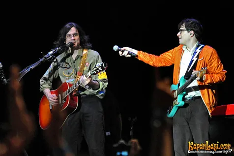 Penampilan sempurna Weezer di Lapangan D Senayan