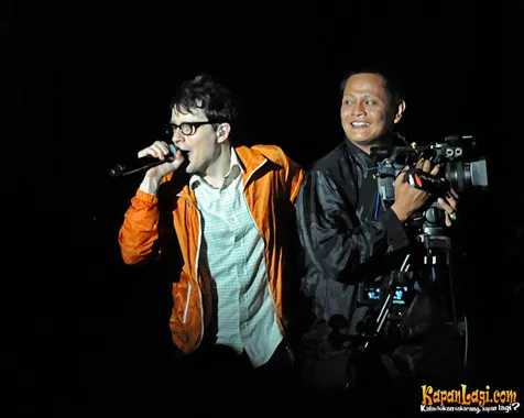 Rivers Cuomo terkenal humble dan kocak, bahkan saat di atas panggung