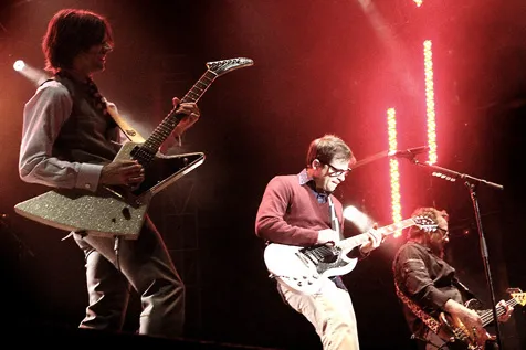Jangan sampai ketinggalan nonton aksi Weezer langsung di depan mata! ©thesnipenews.com