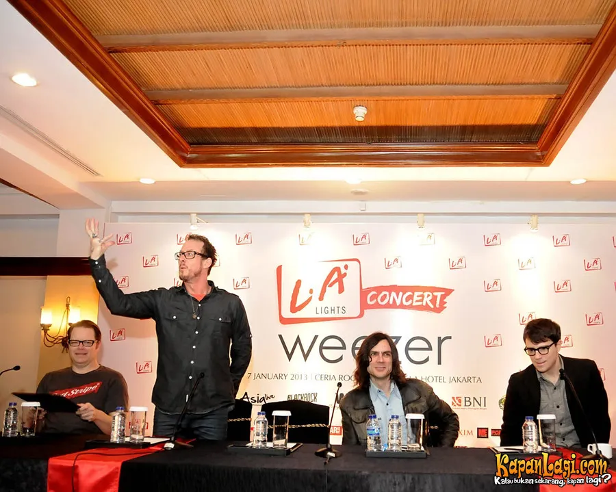 Weezer menyapa dengan hangat ketika konferensi pers. Mereka yakin penggemar Indonesia bakal antusias.