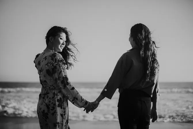 Sarwendah & mama foto bersama di tepi pantai ?nstagram.com/sarwendah29