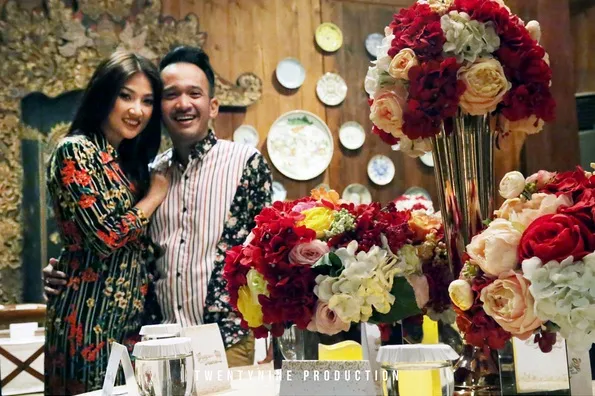Dinner ulang tahun Ruben, pasangan ini nampak begitu mesra. /©instagram.com/sarwendah29