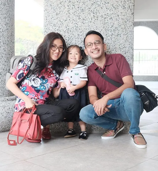 Momen Ruben Onsu dan Sarwendah antar Thalia masuk sekolah. Cute! /©instagram.com/sarwendah29