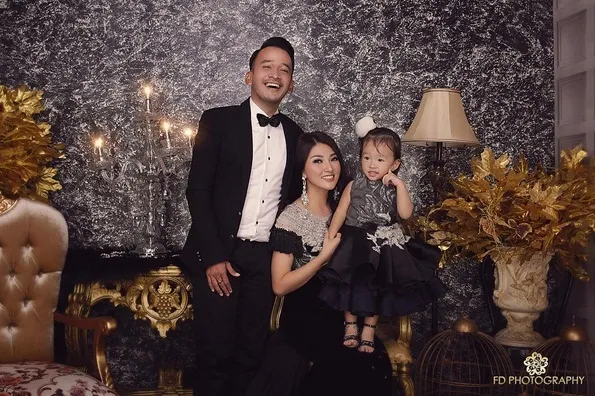 Pemotretan keluarga Ruben Onsu dengan gaya yang elegan. Keren! /©instagram.com/sarwendah29