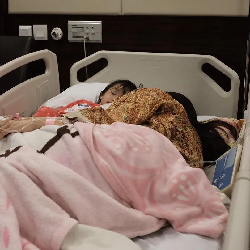 Thalia menemani Sarwendah menginap di rumah sakit.  © Instagram/ sarwendah29