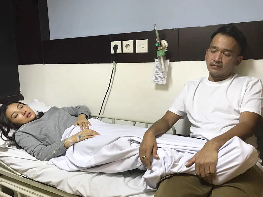 Sarwendah terharu melihat suaminya tetap menemani di rumah sakit meski lelah. © Instagram/ sarwendah29