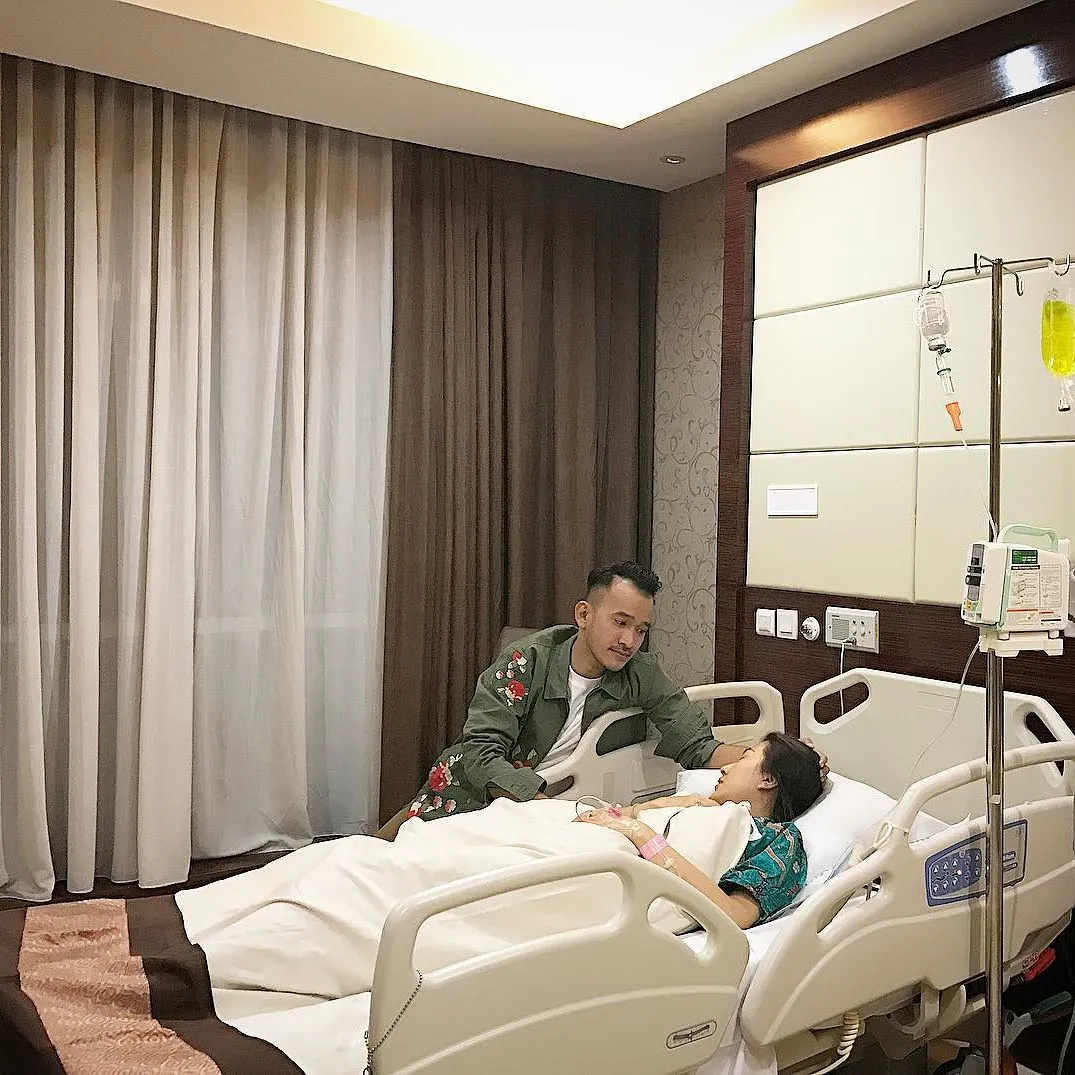 Ruben tetap menemani Sarwendah meski jadwal begitu sibuk.  © Instagram/ruben_onsu