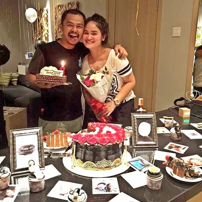 Wendi Cagur & istri rayakan ulang tahun pernikahan yang ke 8 (credit : instagram.com/sinyorita esperanza)