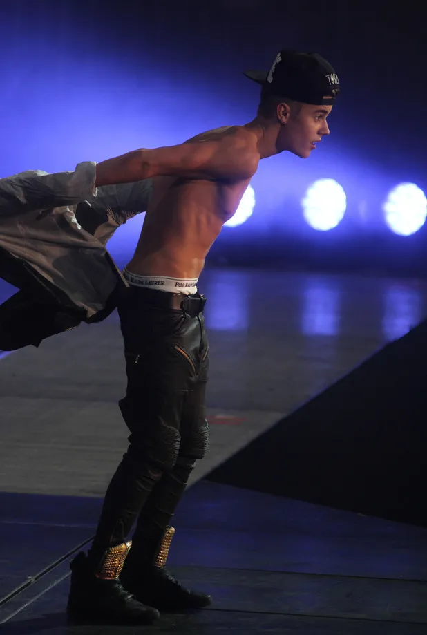 Justin Bieber melepas bajunya @foto: Digital Spy